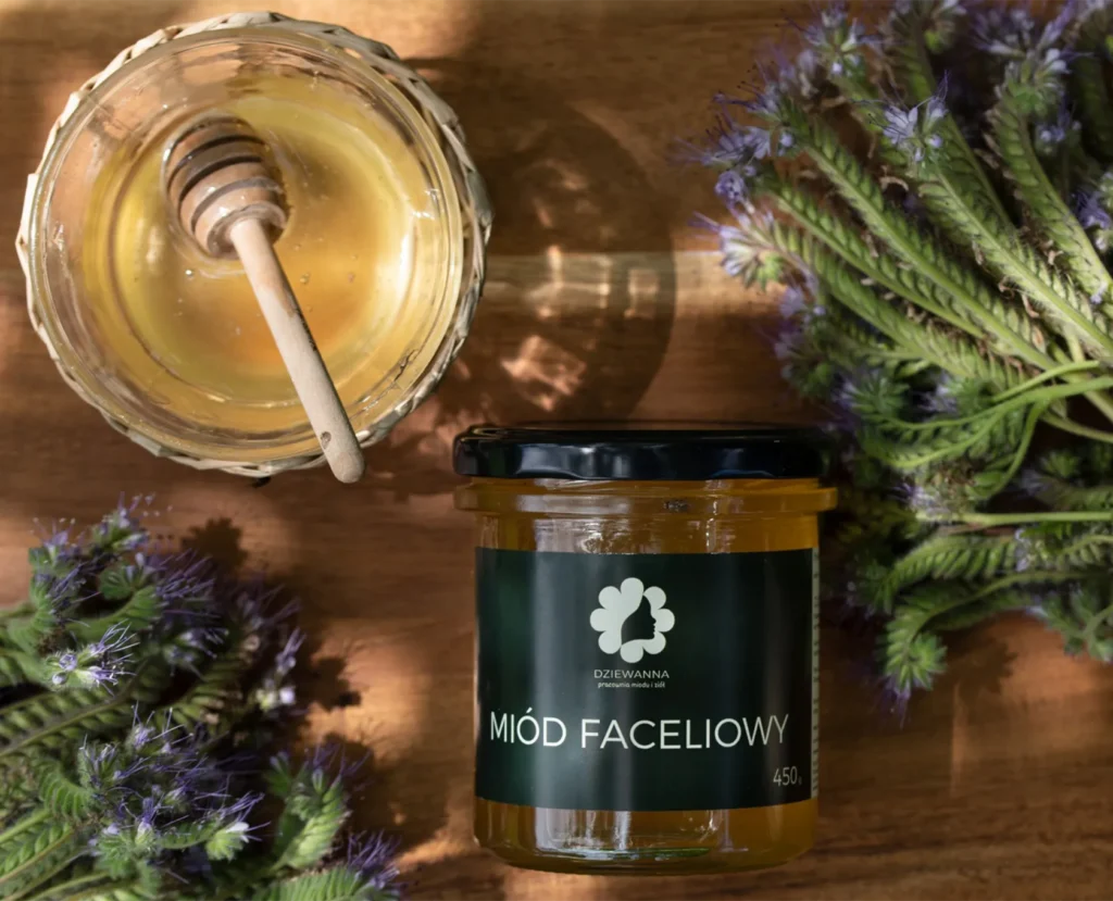 Słoik miodu faceliowego Dziewanna z miseczką i kwiatami facelii